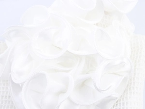 Gros plan d'une fleur 3D en maille blanche avec détails de bordure en satin