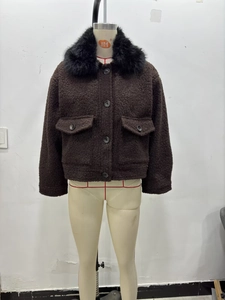 Détail de la veste en sergé avec col en fourrure contrastée et poches à rabat