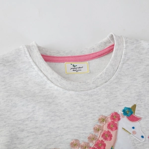 Hellgraues Mädchen-Langarmshirt mit bunter Einhorn-Stickerei auf der Vorderseite