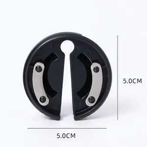 Vue détaillée des lames de coupe métalliques du coupe-capsule de vin noir de 5,0 cm