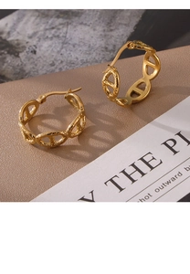 Detail shot of 18k gold-plated oval chain link earrings with hammered texture