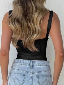 Vista detallada del diseño sin espalda de una camisola negra de encaje Y2K para mujer
