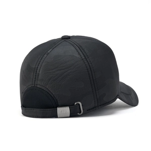 Dettaglio della fibbia metallica regolabile con incisione su cappello camouflage nero