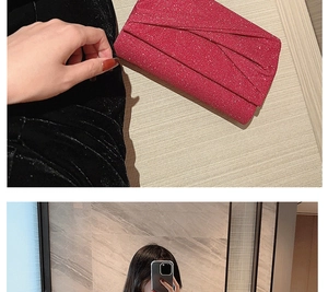 Détail du sac de soirée fuchsia scintillant avec rabat plissé et bandoulière chaîne