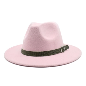 Dettaglio cappello fedora rosa a tesa larga con fascia intrecciata verde e fibbia argento