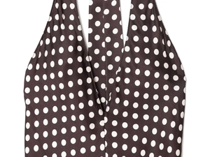 Gros plan détaillé du motif à pois blancs sur tissu foncé avec couture d'encolure nette