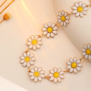 Chic daisy flower charm bracelet with white petals and gold-tone chain on a soft background