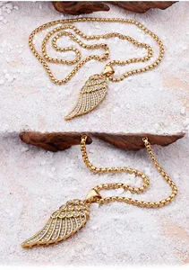 Nahaufnahme von Hip-Hop-Engelsflügel-Anhänger mit Diamanten an goldener Box-Kette