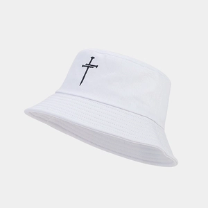 Chapeau bob en coton blanc avec broderie croix noire et bordure à coutures renforcées