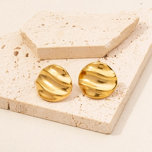 Macro detail of gold-plated 304 stainless steel heart-shaped wavy disk stud earrings