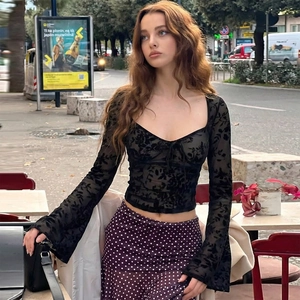 Haut chic noir en dentelle transparente à manches longues avec motifs floraux et col cœur