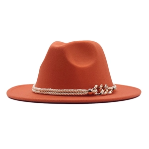 Détail du chapeau en feutre orange avec corde blanche et chaîne dorée décorative