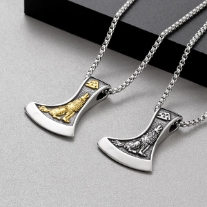 Vue détaillée des pendentifs hache Viking en argent et or avec gravure de loup