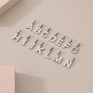 Pendentifs alphabet A-N en acier argenté avec incrustation élégante en nacre blanche