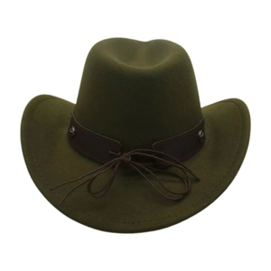 Dettaglio di cappello cowboy verde oliva con fascia in finta pelle marrone e borchie