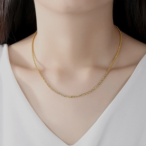 Gros plan d'un collier chaîne minimaliste en acier inoxydable porté par un mannequin