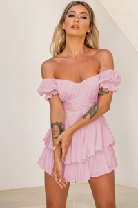 Detail eines rosa schulterfreien Minikleids mit Volants und Puffärmeln für Damen