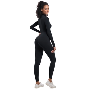 Vue complète détaillée d'une combinaison de yoga noire à manches longues extensible