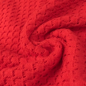 Robe en maille rouge avec texture ajourée et col en V pour un style de vacances d'été