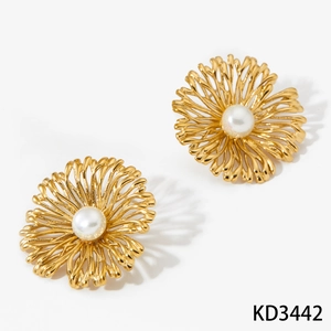 French retro gold daisy earrings with pearl centers made of stainless steel