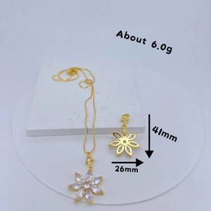 Florales Goldschmuck-Set mit Halskette und Ohrringen mit Markise-Schliff-Steinen