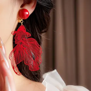 Boucles d'oreilles clips poisson rouge évidé avec monture en métal doré