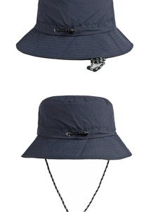 Dettaglio cappello da sole blu navy impermeabile con coulisse regolabile e cordino antivento