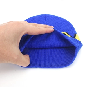 Dettaglio dell'interno elastico e della trama in maglia morbida del berretto blu scuro