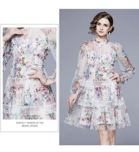 Details des Blumenprint-Netzkleids mit Spitzenpatchwork und elegantem Taillendesign