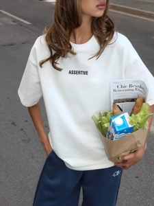 Foto street style di t-shirt in cotone bianco con stampa e pantaloni blu scuro