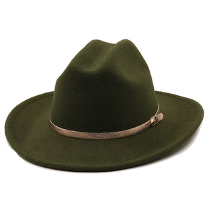 Détail du chapeau fedora en laine vert foncé avec bandeau en cuir et boucle dorée