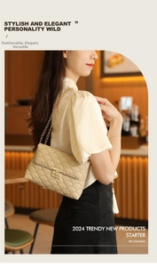 Détail d'un sac matelassé beige avec fermoir doré et pompon dans un décor de café