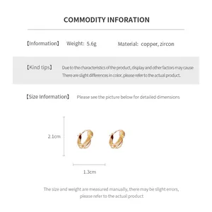 Vue détaillée des boucles d'oreilles en zircon plaqué or 14K montrant les dimensions réelles