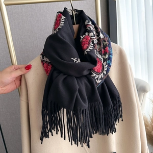 Écharpe ethnique noire avec broderies colorées, motifs paisley et longues franges