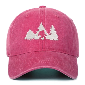 Berretto da baseball in denim rosso lavato con ricamo Bigfoot e alberi di pino