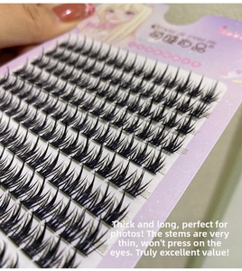 Détail de faux cils volumineux en fibres noires avec un design de bande noire fine