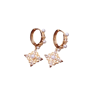 Élégantes boucles d'oreilles losanges plaquées or 18K avec perles et zircons brillants