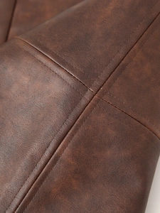 Gros plan sur la texture du similicuir marron de haute qualité et les coutures précises