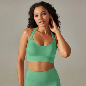 Gros plan sur la brassière de sport vert menthe sans couture et le legging de yoga côtelé