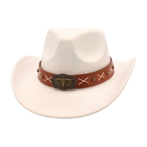 Detailansicht eines weißen Filz-Cowboyhuts mit dekorativem Leder-Rinderschädel-Band