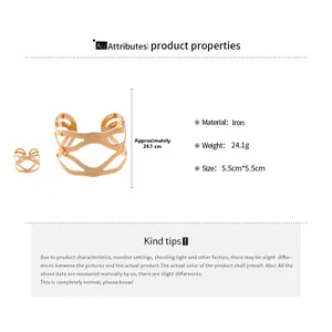 Détail montrant les dimensions du bracelet en fer doré irrégulier et son poids de 24,1g