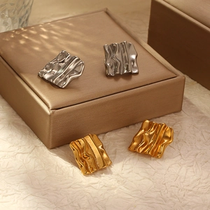 Boucles D Oreilles Carrées Plissées Irrégulières En Acier Inoxydable Plaqué Or 18K Texture Ondulée Bijoux Pour Femmes