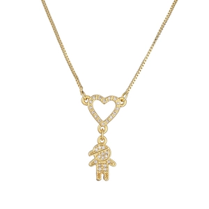 Dettaglio del ciondolo a cuore e bambino placcato oro con micro-intarsio di zirconi brillanti