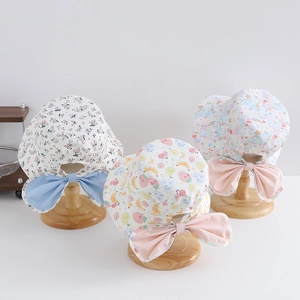 Cappelli da sole per bambini con motivi floreali a frutti e grandi fiocchi decorativi