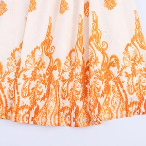Vestido largo bordado floral con estampados Paisley naranjas y detalles de encaje