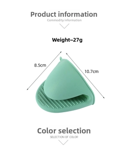 Detailed dimensions and weight of a mint green heat-resistant silicone oven mitt