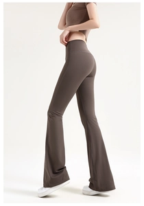 Vue détaillée du pantalon de yoga évasé marron à taille haute avec jupe de sport intégrée