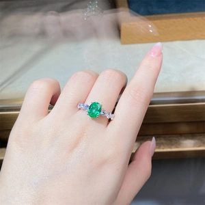 Macro d'une bague en argent s925 avec pierre ovale verte de 3 carats et pavé de diamants