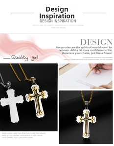 Détails des pendentifs en forme de croix en finitions argent et or-noir avec chaînes