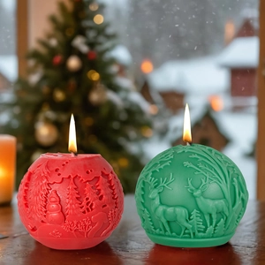 Kerstmis bolvormige geurkaarsen met reliëfpatronen van sneeuwpop en rendieren in bos